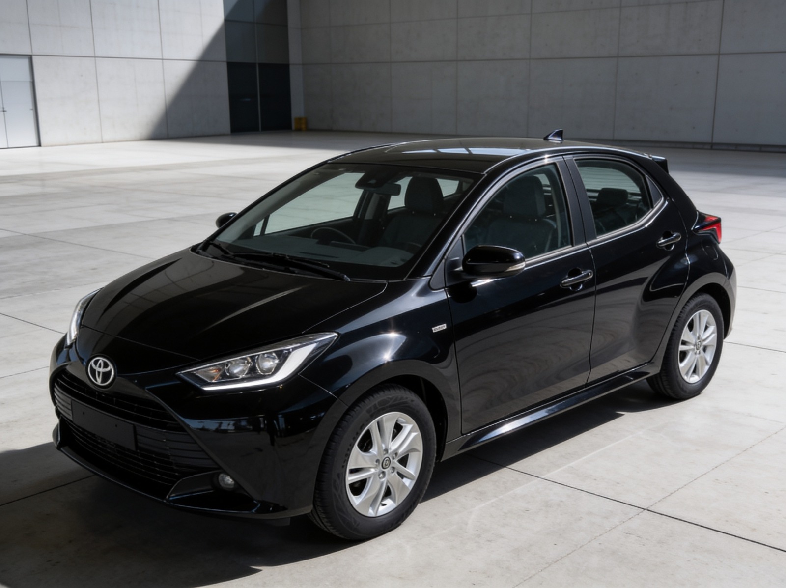 Toyota Yaris negru închiriere Auto Sebastian
